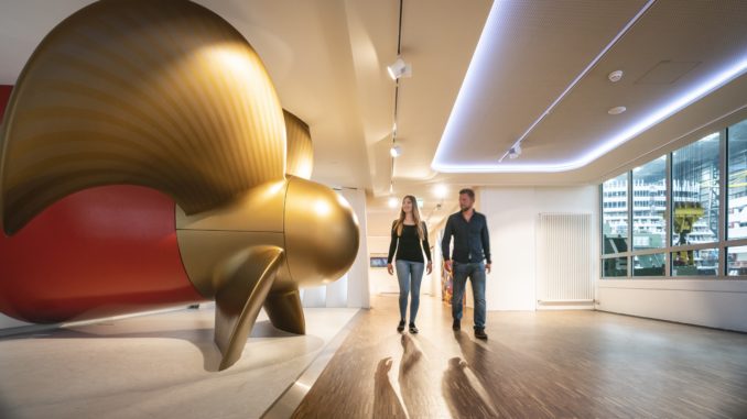 Im Besucherzentrum der Meyer Werft wird der Bau eines Kreuzfahrtschiffs anschaulich dargestellt und erklärt. Foto: Papenburg Marketing GmbH Im Besucherzentrum der Meyer Werft wird der Bau eines Kreuzfahrtschiffs anschaulich dargestellt und erklärt. Foto: Papenburg Marketing GmbH