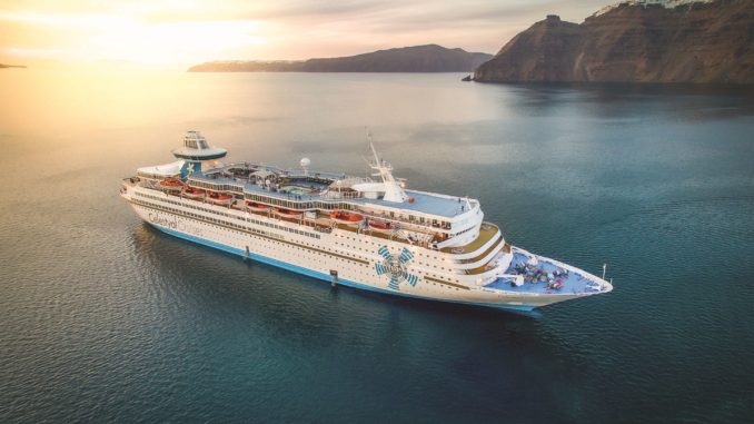 Celestyal Olympia vor Santorini. Foto: Celestyal Cruises