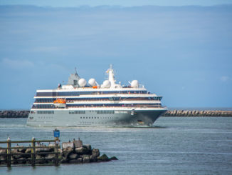Die World Explorer, Schwesterschiff der World Voyager, in Ijmuiden