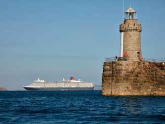 Queen Elizabeth vor Guernsey. Foto: Cunard