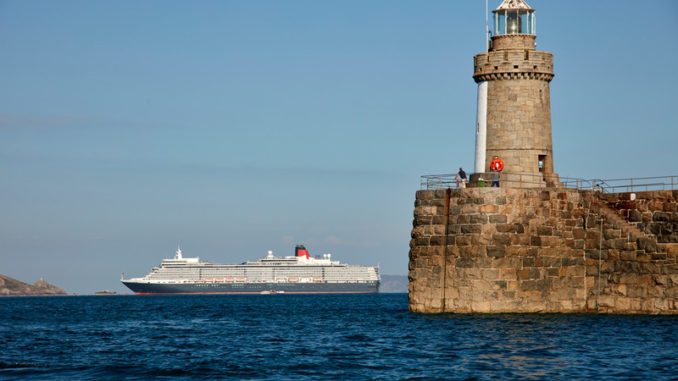Queen Elizabeth vor Guernsey. Foto: Cunard