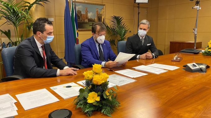 offizielle Übergabe_Signing Costa Firenze an Costa Crociere durch die Fincatieri Werft_On the right Mario Zanetti_on the left Antonio Quintano Fincantieri Marghera Shipyard Director_middle notary Costa Firenze wird offiziell abgeliefert. Foto: Costa Crociere