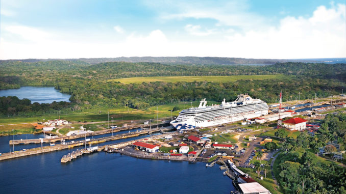 2008 Panama Canal Brochure Island Princess in der Schleuse am Panamakanal. Foto: Princess Cruises