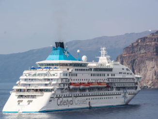 Celestyal Crystal vor Santorini