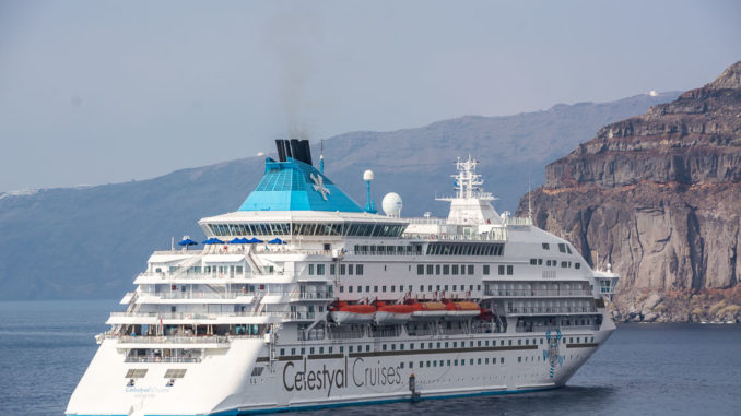 Celestyal Crystal vor Santorini Celestyal Crystal vor Santorini