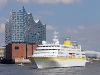 MS Hamburg vor der Elbphilharmonie. Foto: Plantours