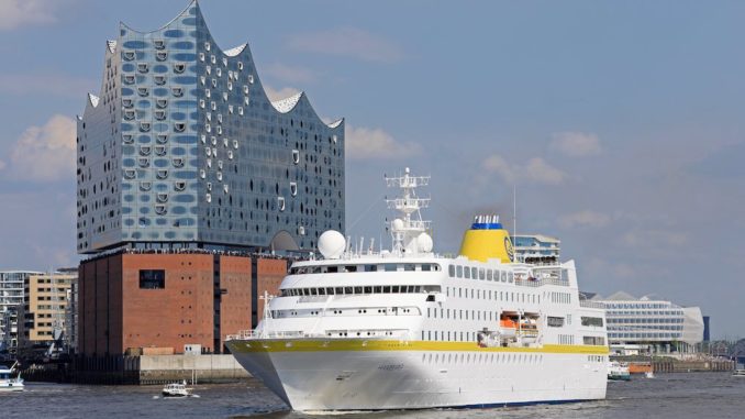 MSHamburgElbphilharmonieKlein MS Hamburg vor der Elbphilharmonie. Foto: Plantours